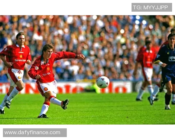 年轻帅气足球明星的魅力瞬间展现精彩瞬间与青春活力的完美结合 年轻帅气足球明星的魅力瞬间展现精彩瞬间与青春活力的完美结合