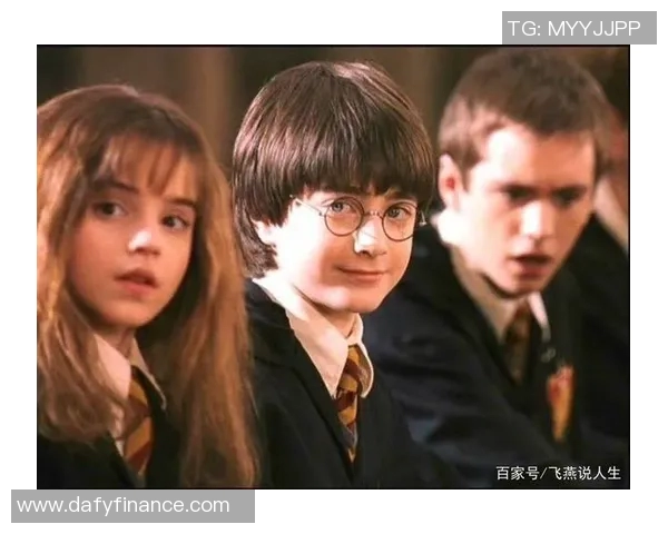 带发卡的足球明星展现独特风格与个性魅力的运动之旅