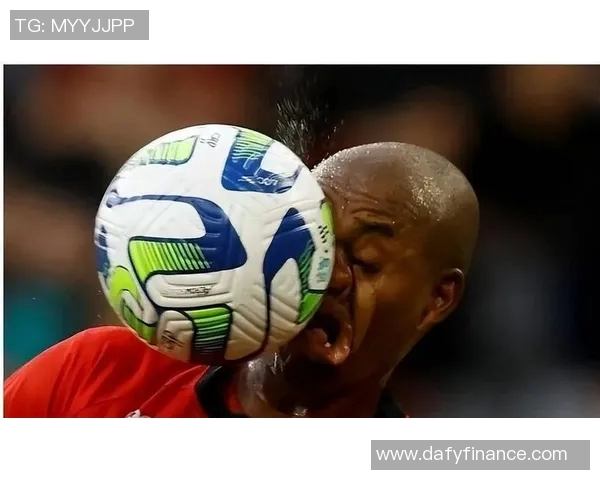 当足球明星意外现身街头引发粉丝狂欢与媒体热议的奇妙瞬间