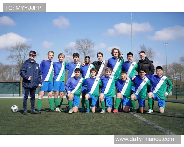 足球明星与孩子们的温馨瞬间合集展现亲子之情的精彩瞬间