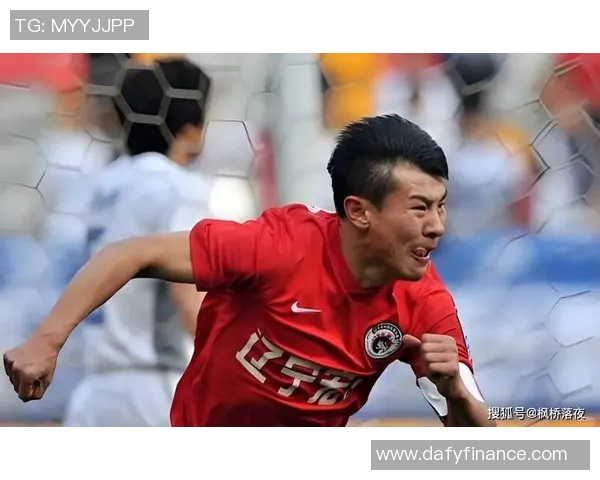 足球明星化身老人挑战年轻球员展现不老传奇与激情对决